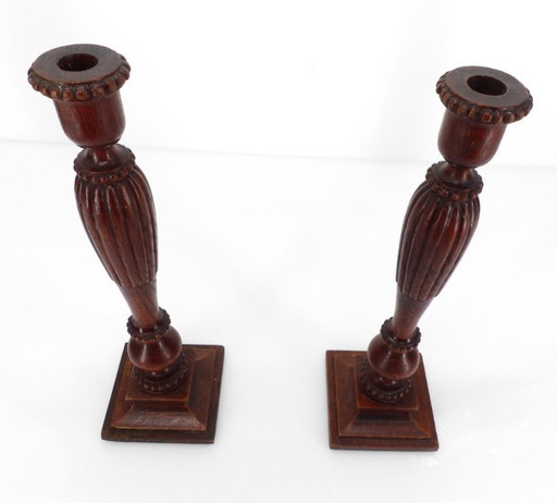 Paire de bougeoirs néoclassiques en bois tourné et sculpté, France, vers 1950