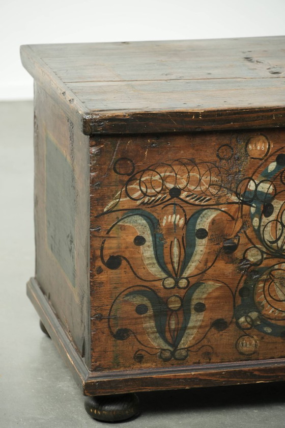 Image 1 of Subtiele en Decoratieve Met de Hand Beschilderde Antieke Oostenrijkse Bruid Kist Met Karakter