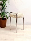 Vintage buisframe krukje met fluffy bekleding