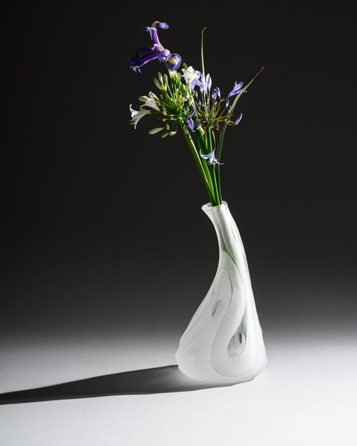 Jarrón de vidrio artístico brutalista de estudio alemán firmado HM 1978 Modelo Hanns Stuttgart 32 cm