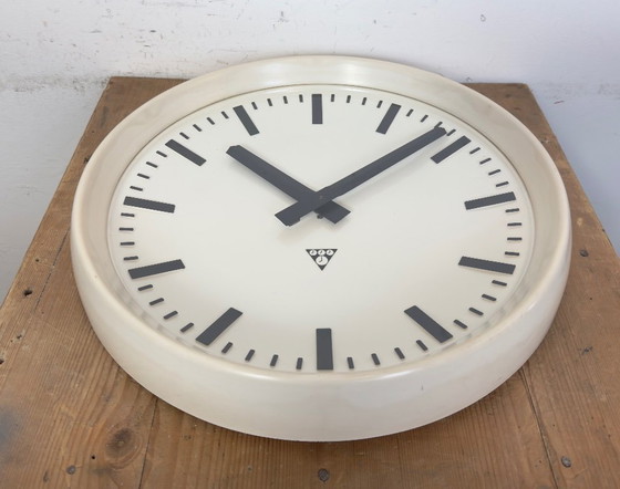 Image 1 of Grande orologio da parete industriale in bachelite di Pragotron, anni '60