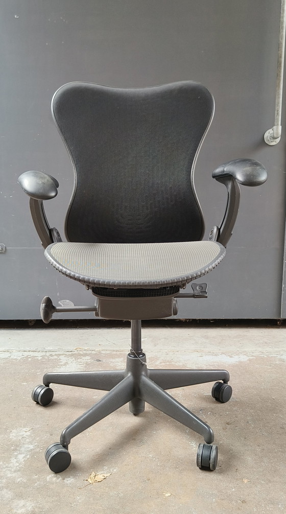 Image 1 of Herman Miller Mirra 2 vintage design ergonomische bureaustoel
