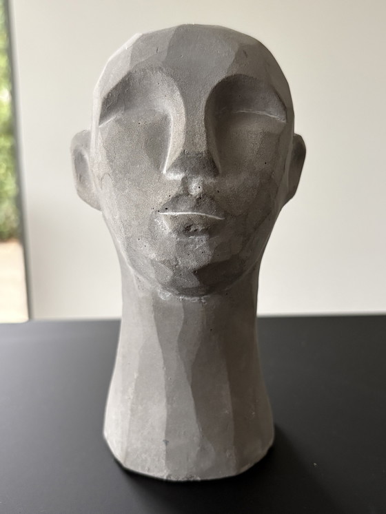 Image 1 of Statua di una testa stilizzata in cemento