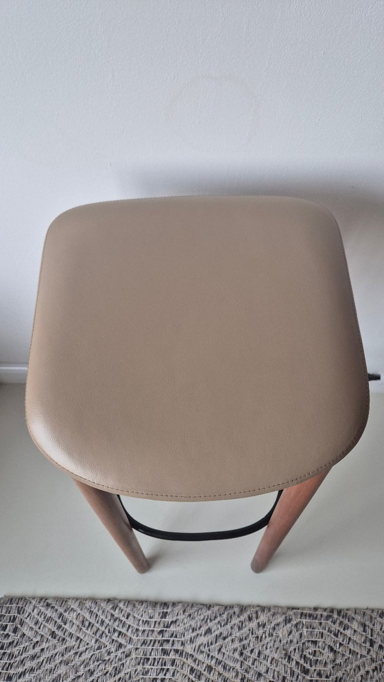 3 x Artisan Neva Hocker, 79 cm hoch, mit Ledersitz und schwarzer Fußstütze, in sehr gutem Zustand (photo 21 of 24)