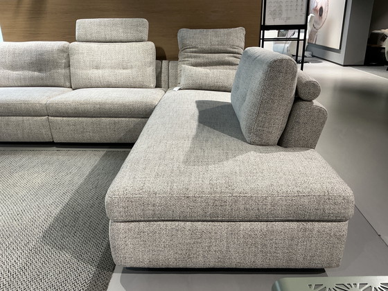 Image 1 of Sillón Moome Bas con modelo de exposición relax