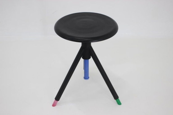 Image 1 of Italiaanse postmoderne verstelbare eettafel met schroefpoten en vier krukken in de stijl van Vico Magistretti, jaren 70.