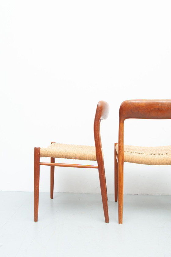 Image 1 of 4x eetkamerstoelen model 75 gemaakt van teakhout van Niels Otto Møller voor J.L. Møller Møbelfabrik (jaren 50)