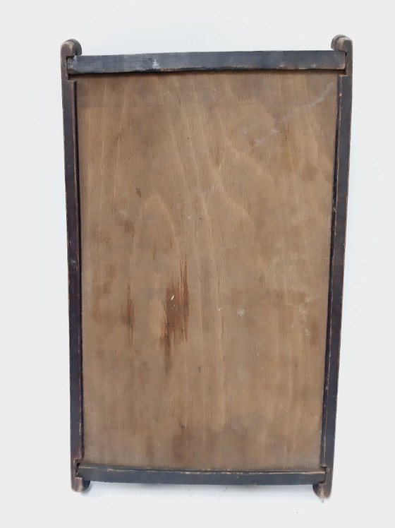 Image 1 of Antikes Holztablett mit Griff und Design unter Glas