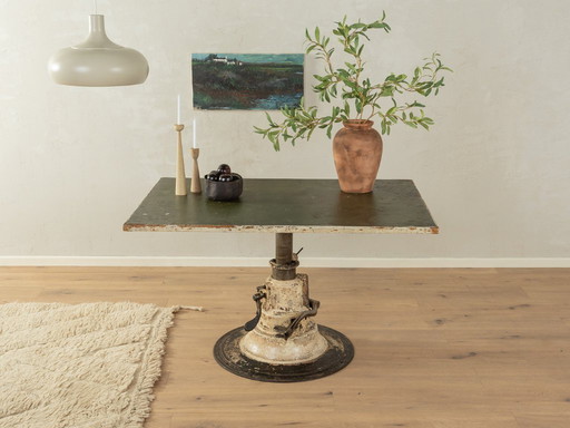 Industrieller Linoleumtisch mit gusseisernem Gestell