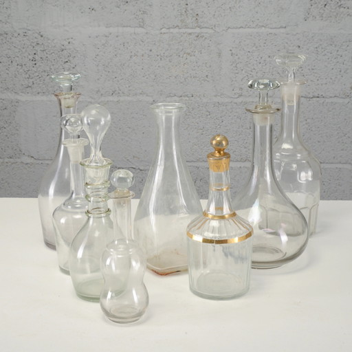 Serie de botellas decantadoras variadas, de vidrio artesanal, siglo XX