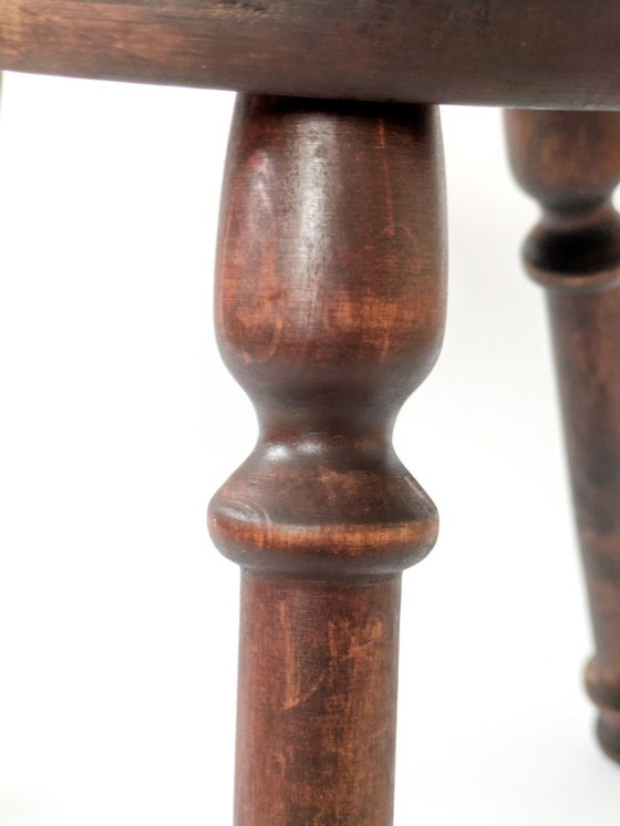 Image 1 of Sgabello in legno a tre gambe in stile fattoria francese d'epoca