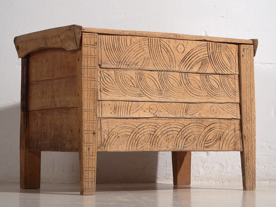 Antieke volksgesneden kist van grenenhout – Centraal-Europa, circa 1850 – Opbergkast, Rustic (photo 16 of 40)