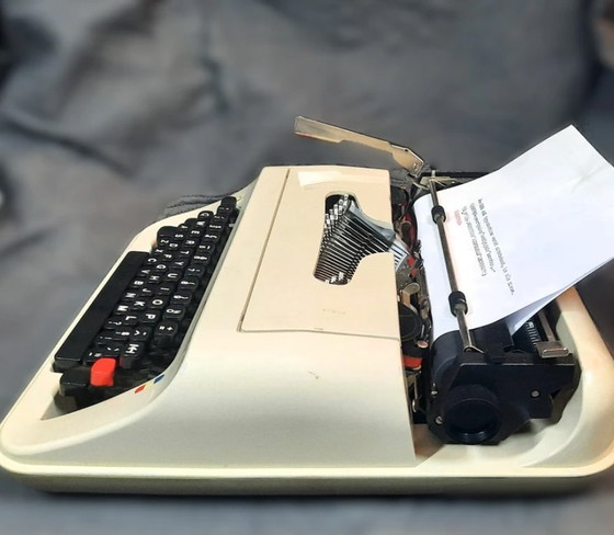 Image 1 of (W003) Machine à écrire portable HEMA 44K vintage – Comme neuve avec ruban encreur neuf !