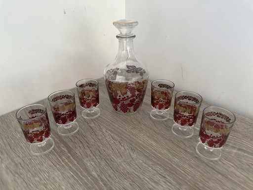 Vintage 7-teiliges Likörset mit burgunderroten und goldenen Mustern