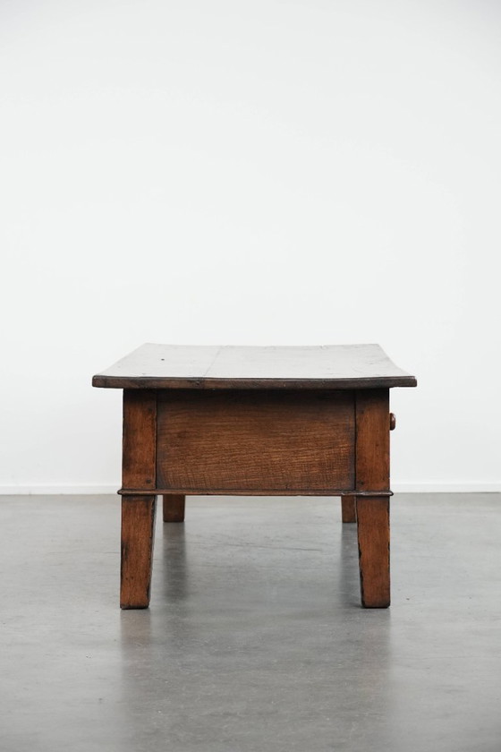 Image 1 of Antieke en tijdloze Zuid Europese salontafel gemaakt van kastanjehout uit de 18e eeuw met twee lades