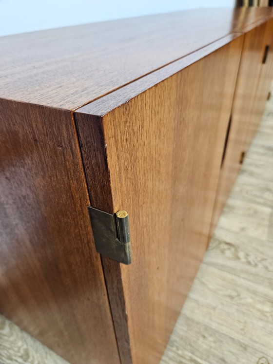 Image 1 of Icono del diseño, cómoda de teca, estilo moderno de mediados de siglo, década de 1960.