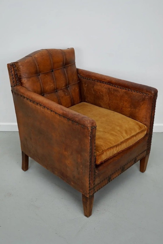 Image 1 of Antieke Franse cognackleurige leren clubfauteuil met knooprug