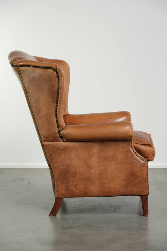 Bonito y cómodo sillón orejero de piel de oveja en un hermoso color coñac claro de estilo inglés – Sillones (photo 3 of 12)