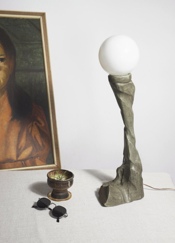 Lampada da Tavolo Brutalista in Legno Intagliato Vintage Scultorea Organica Moderna Globo Opale (foto 5 di 10)