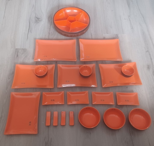 Großes japanisches Sushi-Set im futuristischen Stil aus Steingut und Keramik – tafelwaar, Ceramic, Plastic