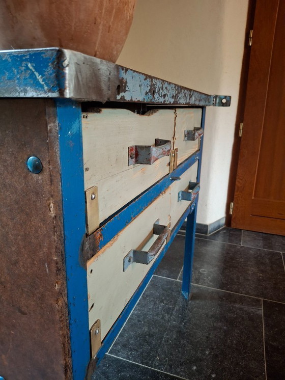 Image 1 of Industrieel vintage werktafeltje / ladekast
