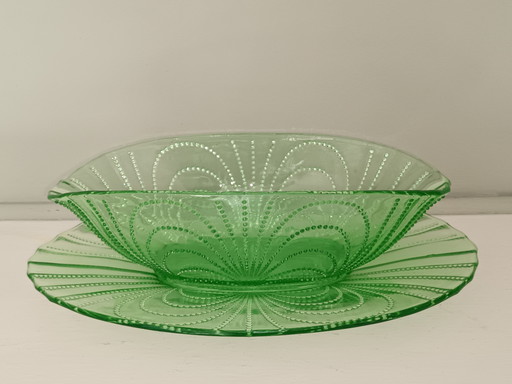 Scale in uranium glass