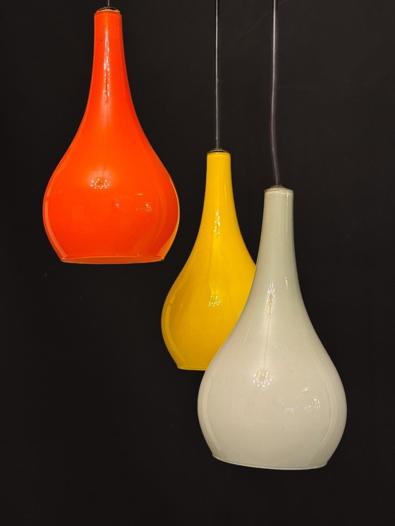 Image 1 of Lampada a sospensione di metà secolo con paralumi in vetro Vistosi di Stilux Milano. Italia, anni '60.