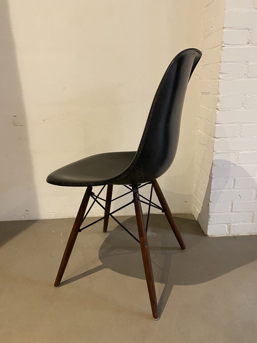Vitra Eames fiberglass shell chair