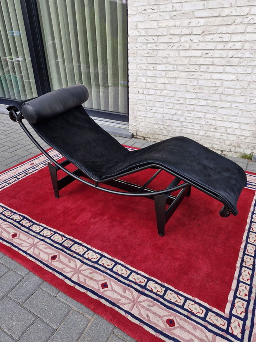 Original Cassina LC4 Chaise Longue – Full Black Pony – ¡Como Nuevo!