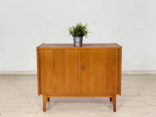 Cómoda elegante de los años 60 hecha de madera de roble cálida / armario vintage