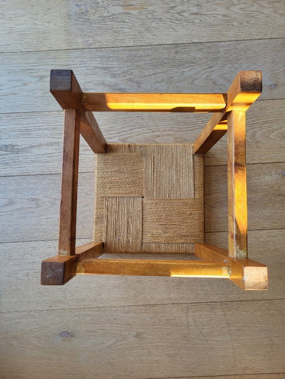 Image 1 of Vintage houten krukje met geweven zitting, landelijke stijl, jaren 1970