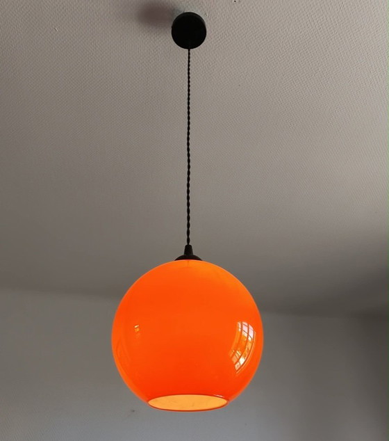 Image 1 of Vintage oranje hanglamp in de vorm van een bol uit het ruimtetijdperk.