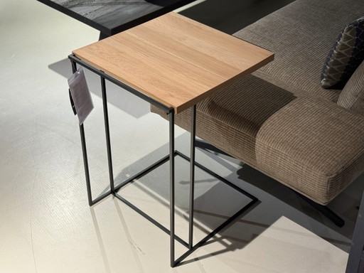 Mesa de mayordomo gris con máquina de discos