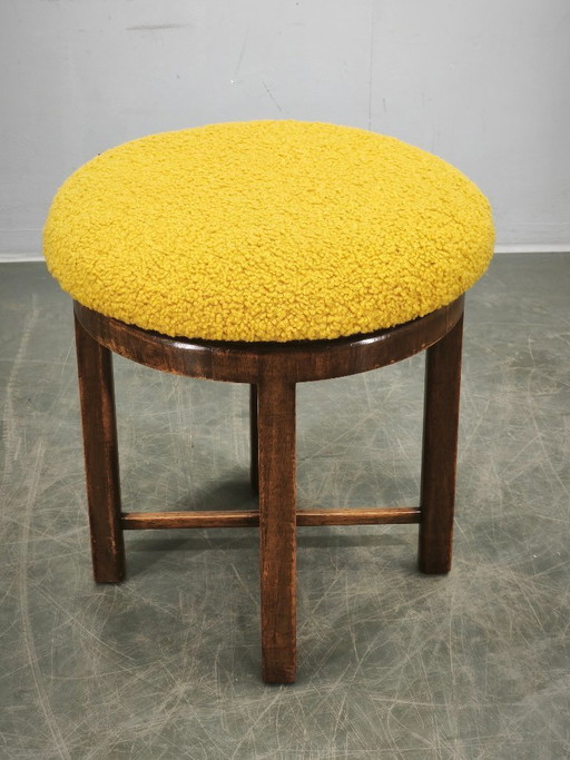 Tsjechische art-deco kruk uit de jaren 30 van beukenhout met bouclé bekleding.