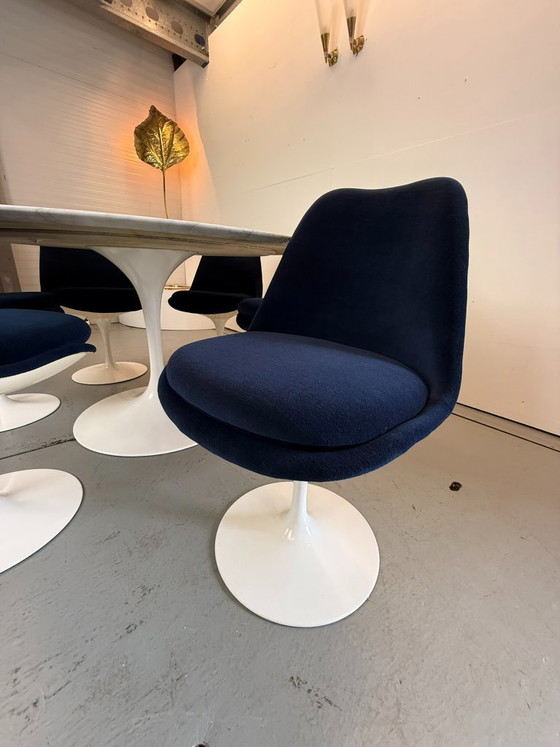 Image 1 of 6 sedie Seat Side rivestite in velluto blu, disegnate da Eero Saarinen per Knoll nel 1970.