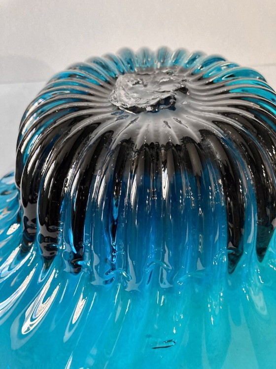 Image 1 of Grande fruttiera in vetro soffiato blu.