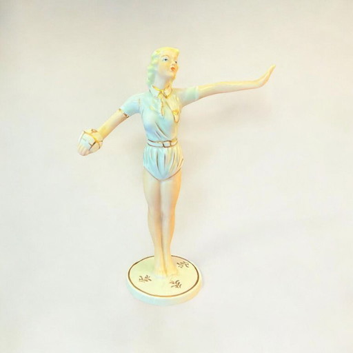 Art Déco Porzellanfigur Neuendorf Zierporzellan "Mädchen mit Ball" aka. "Volleyballspielerin" ca. 1930er Jahre im super Zustand.