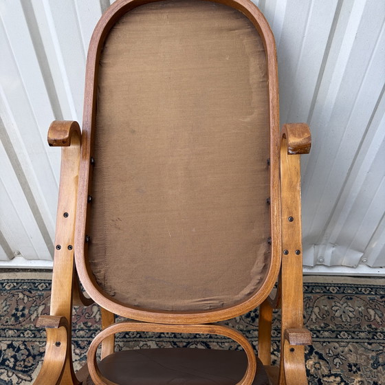 Mecedora estilo Thonet de mediados de siglo – Leather, Wood (photo 6 of 6)