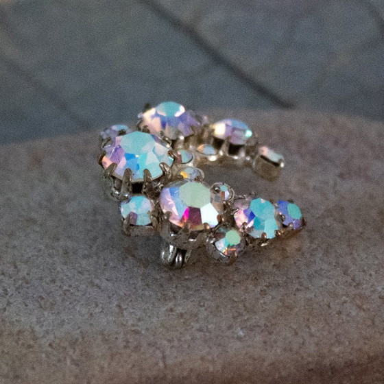 Image 1 of Vintage Aurora Borealis broche: hoefijzervormig, oud sieraad met iriserende strass-steentjes