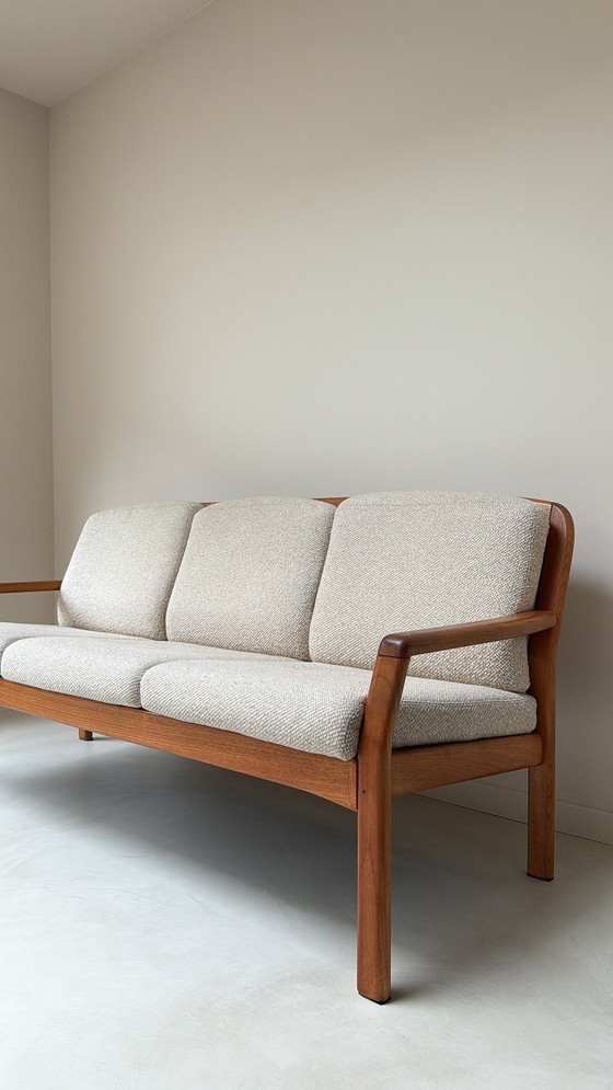 Image 1 of Canapé Dyrlund vintage en bois avec coussins beiges