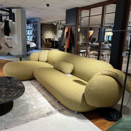 Image 1 of Pulla seating area