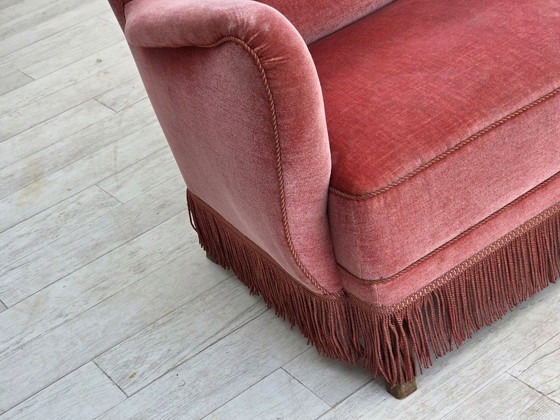 Image 1 of Sofá danés de 2 plazas de la década de 1970, tapizado en terciopelo rosa salmón y madera de roble.