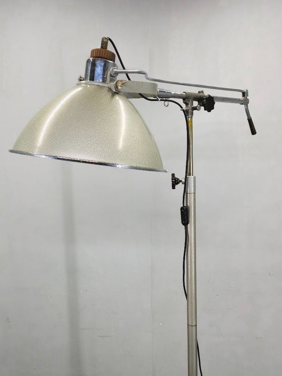 Image 1 of Tsjechische industriële chirurgische vloerlamp uit een militair ziekenhuis, jaren 1950