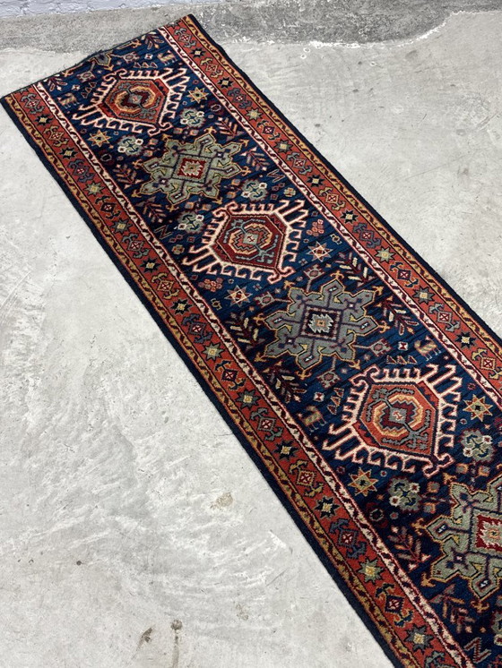 Image 1 of Tappeto lungo decorativo in stile Mid-Century, nei toni dell'indaco e della terra. 470 x 70 cm.