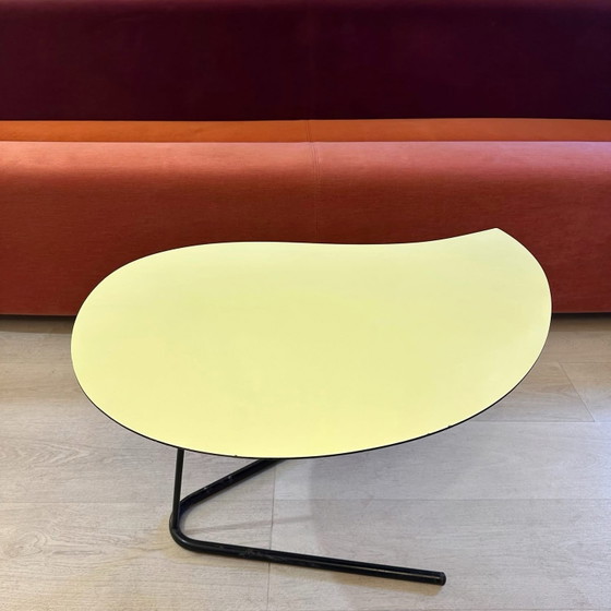 Mesa de centro modernista de forma libre, 1950, Mesas auxiliares, Metal, Amarillo (foto 4 de 6)