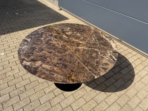 Originele Ronde Knoll Tulip Eettafel (137cm) In Emperador Glanzend In NIEUWSTAAT!! Eero Saarinen – Marble, Metal