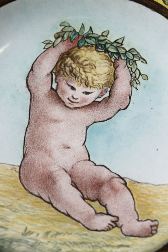 Vecchio piatto decorativo in maiolica con decoro bambino e corona d'alloro, firmato – Oggetti decorativi (photo 2 of 8)