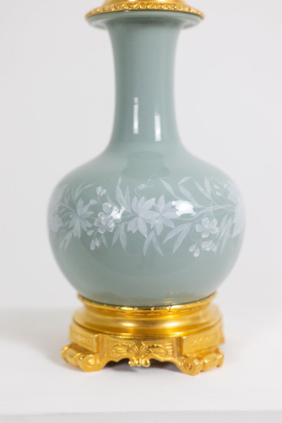 Image 1 of Coppia di lampade in porcellana celadon e bronzo dorato. Circa 1880.
