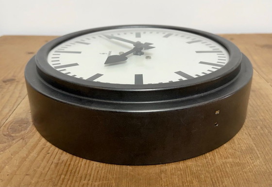 Image 1 of Reloj de pared industrial negro de Siemens, década de 1950.