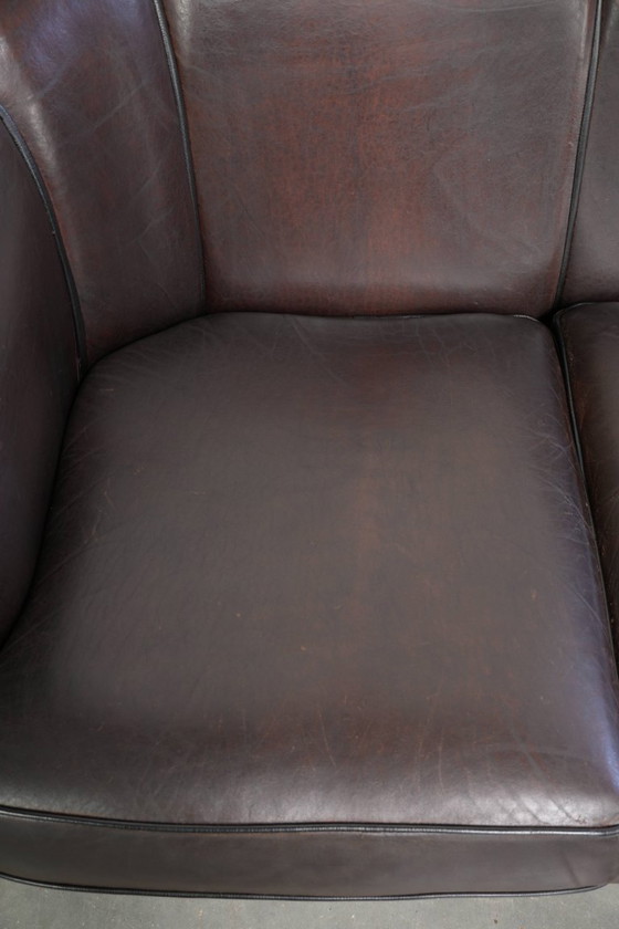 Prachtige set van een schapenleren bankstel samen met zijn bijpassende clubfauteuil met een luxe voorkomen (photo 15 of 22)